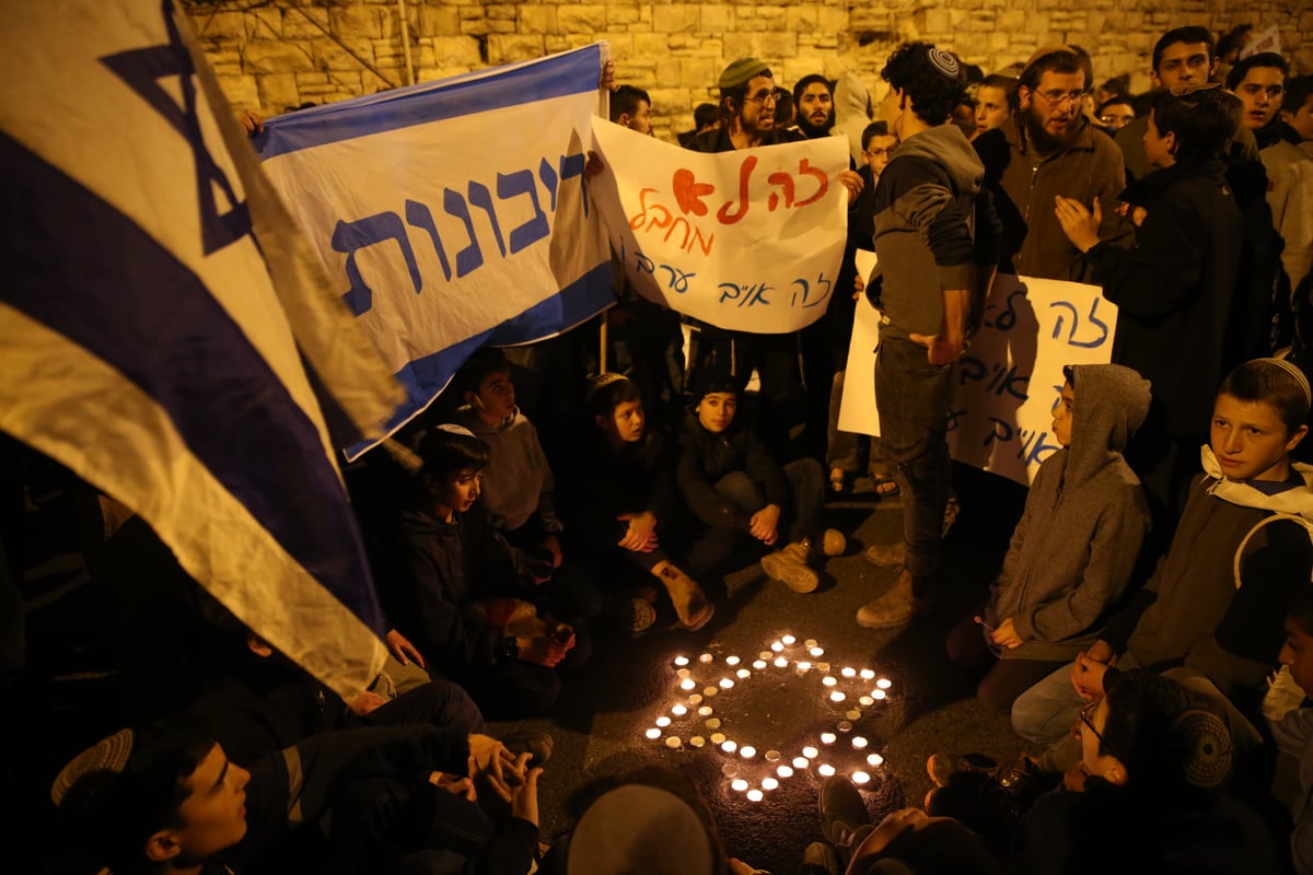 מאות מפגינים בכיכר פריז בשל גל הטרור