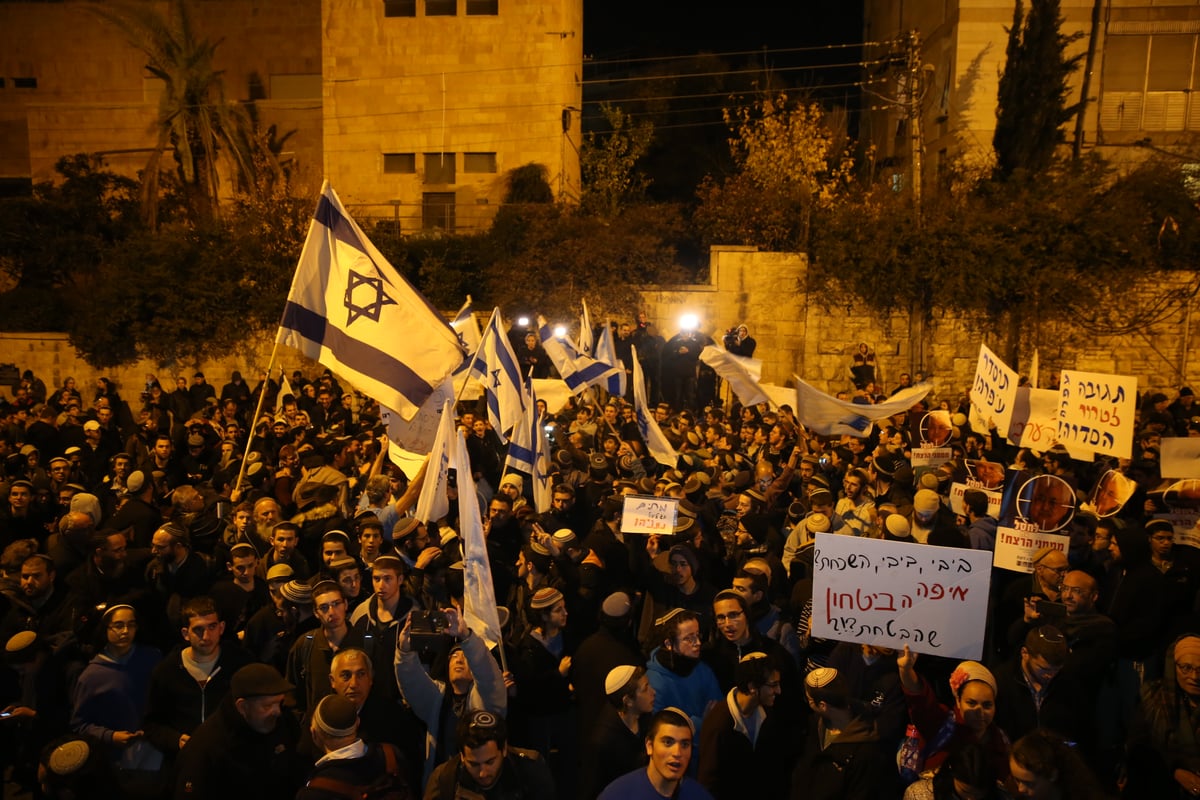 מאות מפגינים בכיכר פריז בשל גל הטרור