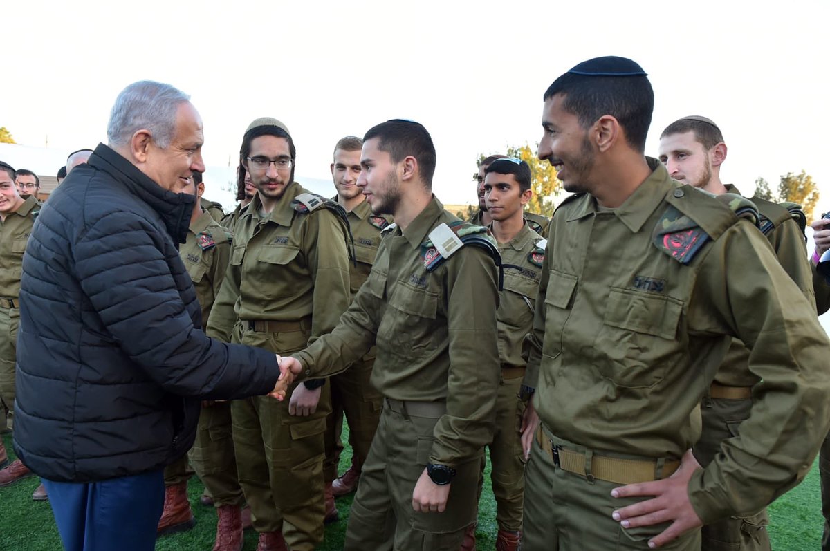 נתניהו לצד החיילים נטולי הנשק