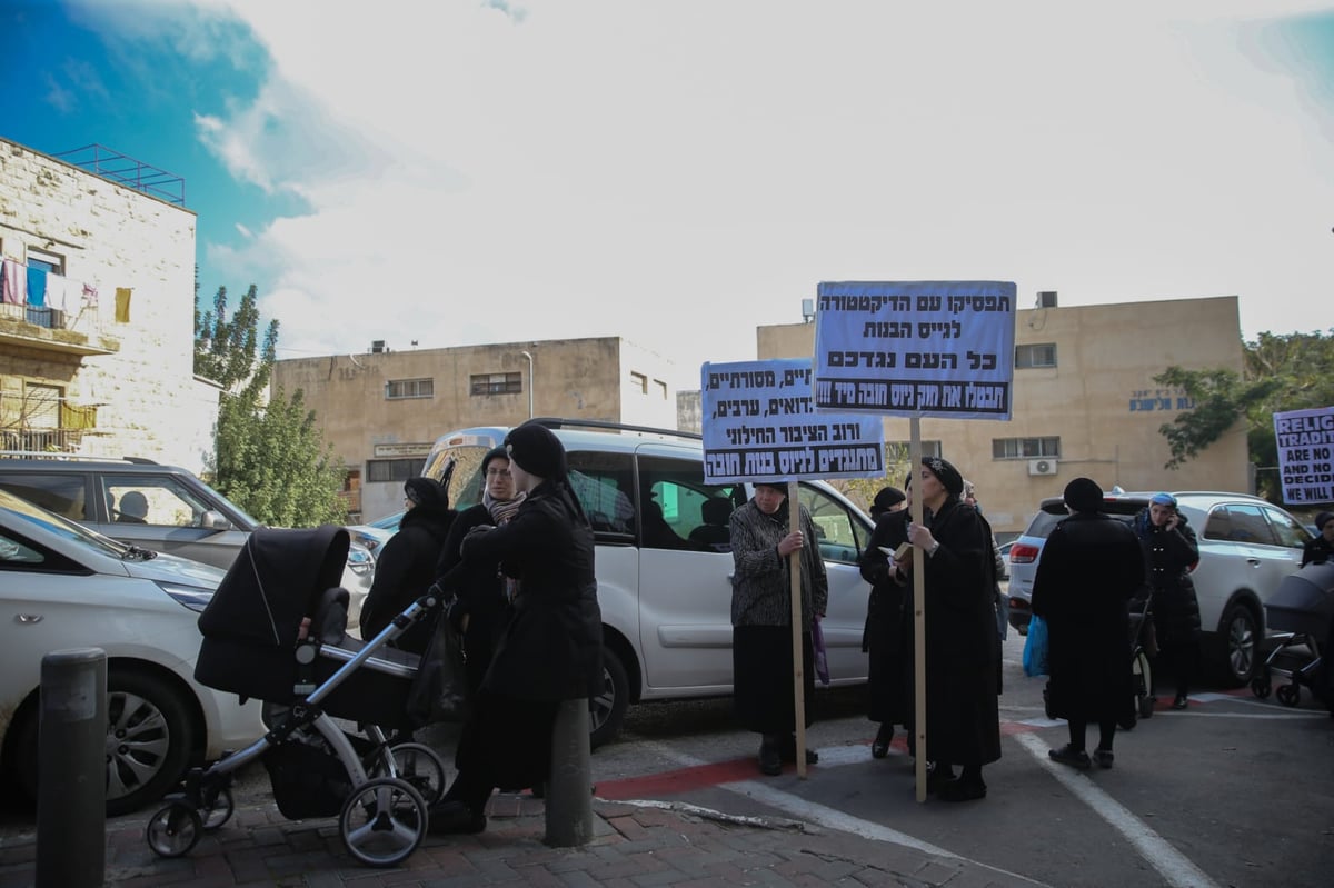 עשרות נשים צעקו על ראש אכ"א: 'אפסים על בנות קטנות'