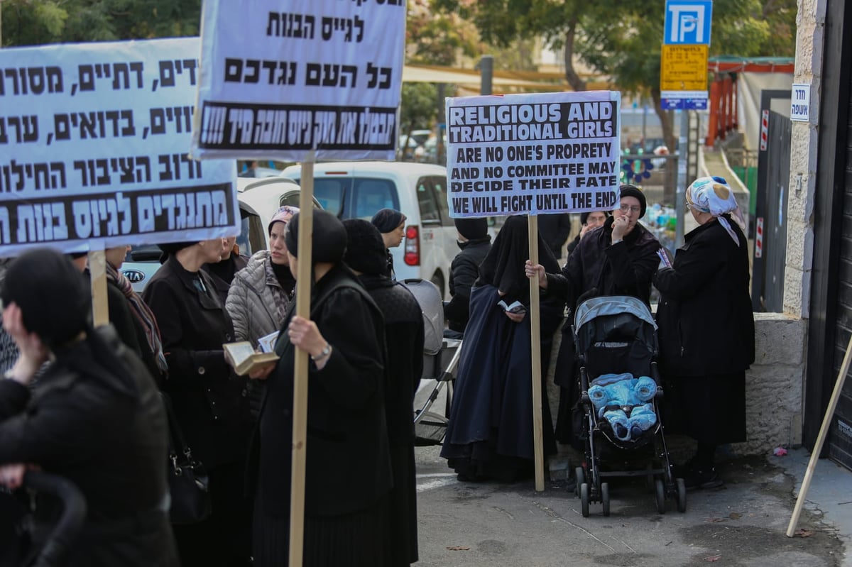 עשרות נשים צעקו על ראש אכ"א: 'אפסים על בנות קטנות'