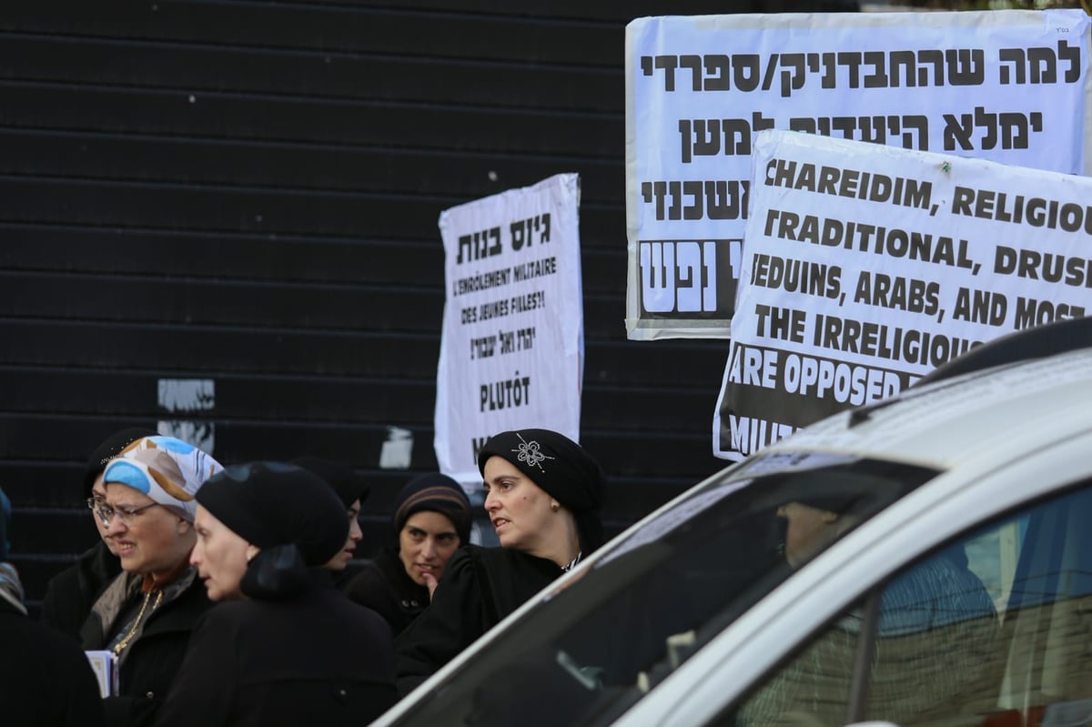 עשרות נשים צעקו על ראש אכ"א: 'אפסים על בנות קטנות'