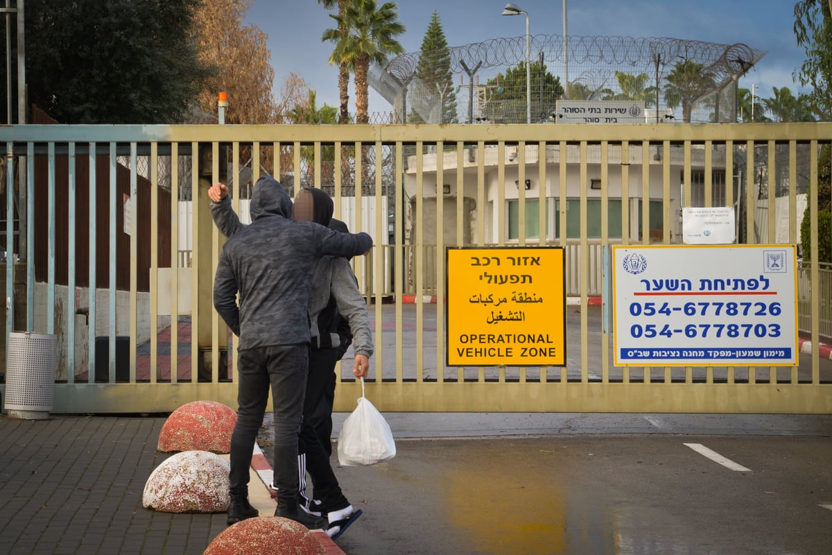 כך שוחררו מאות אסירים מבתי הכלא •  צפו