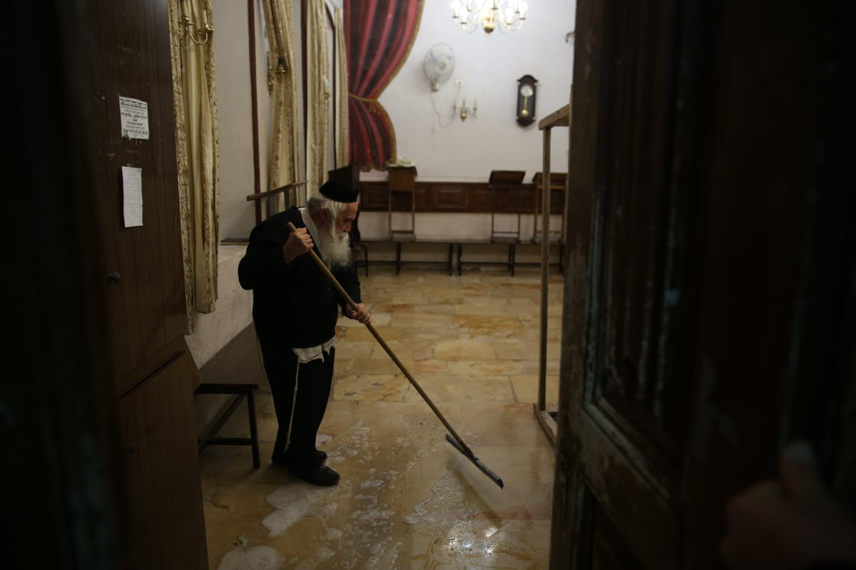 הקשיש שמקפיד לנקות את ביה"כ בעצמו