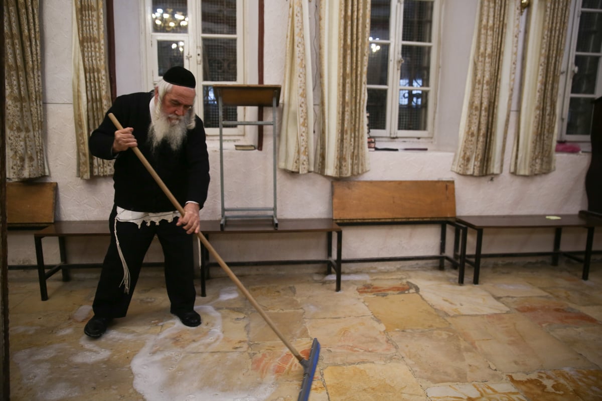 הקשיש שמקפיד לנקות את ביה"כ בעצמו