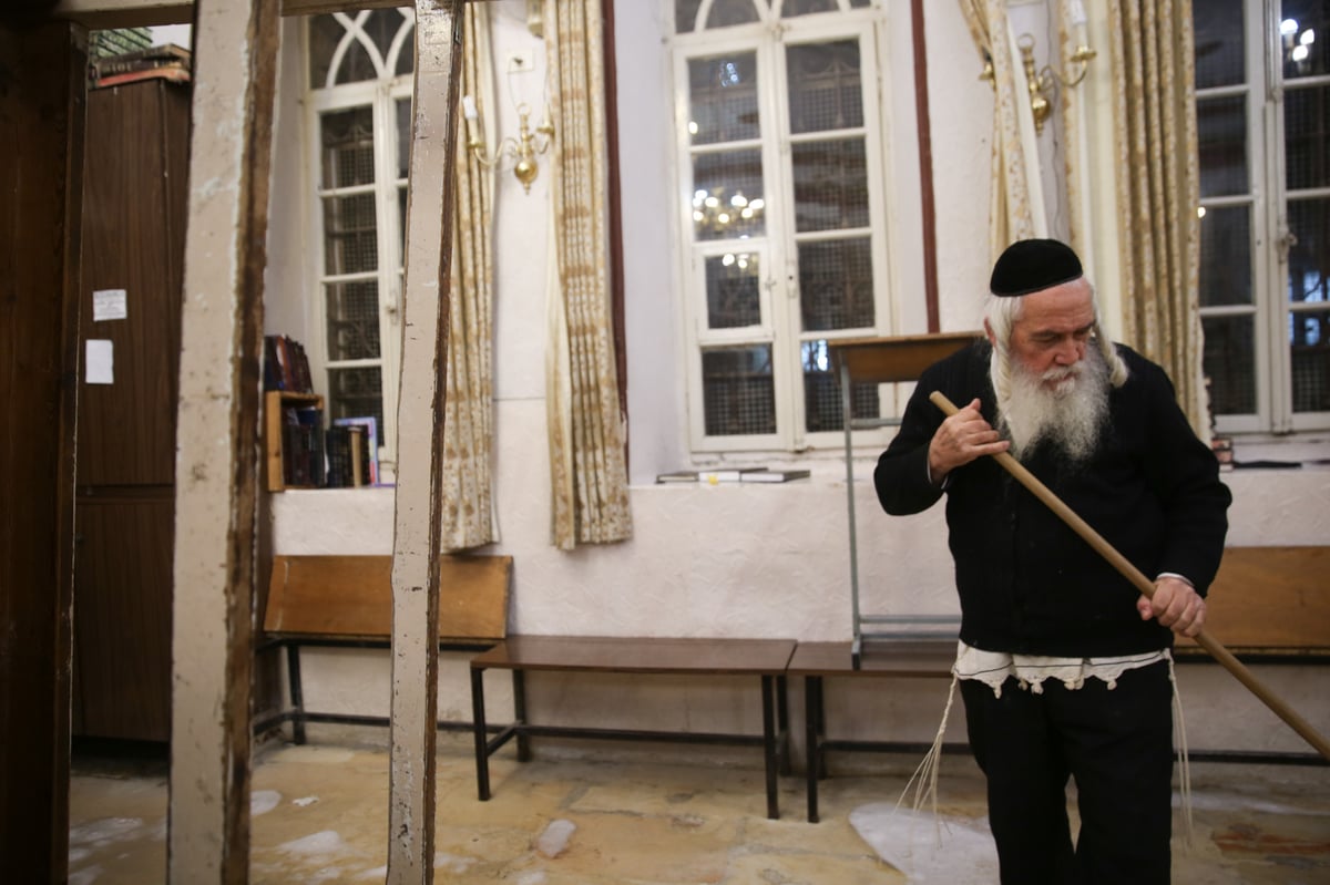 הקשיש שמקפיד לנקות את ביה"כ בעצמו