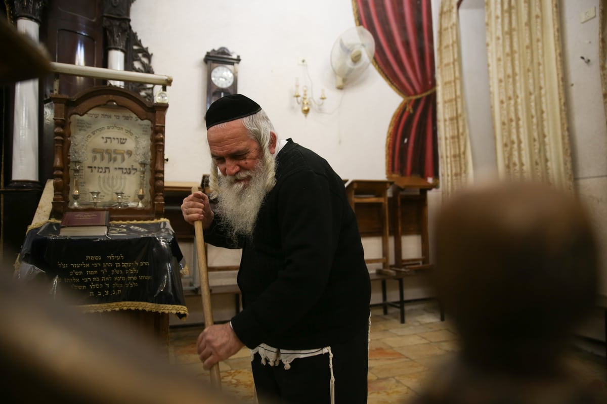 הקשיש שמקפיד לנקות את ביה"כ בעצמו