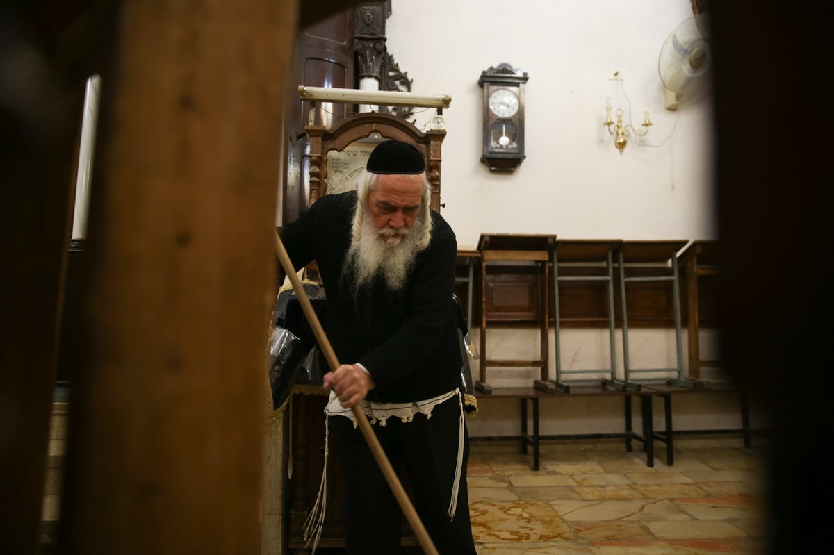 הקשיש שמקפיד לנקות את ביה"כ בעצמו