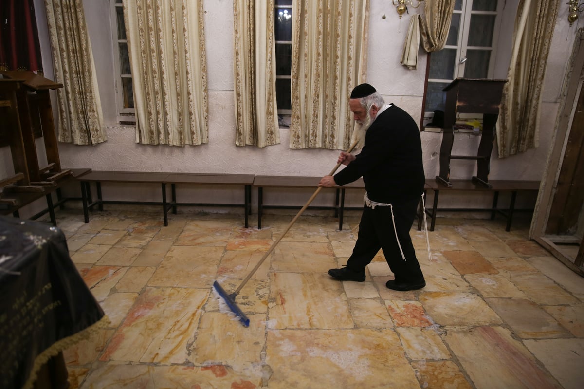 הקשיש שמקפיד לנקות את ביה"כ בעצמו