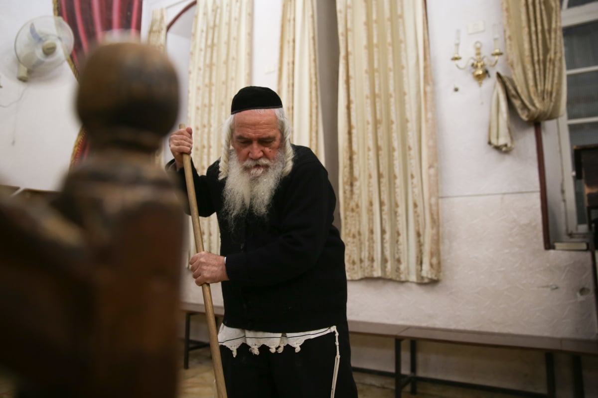 הקשיש שמקפיד לנקות את ביה"כ בעצמו