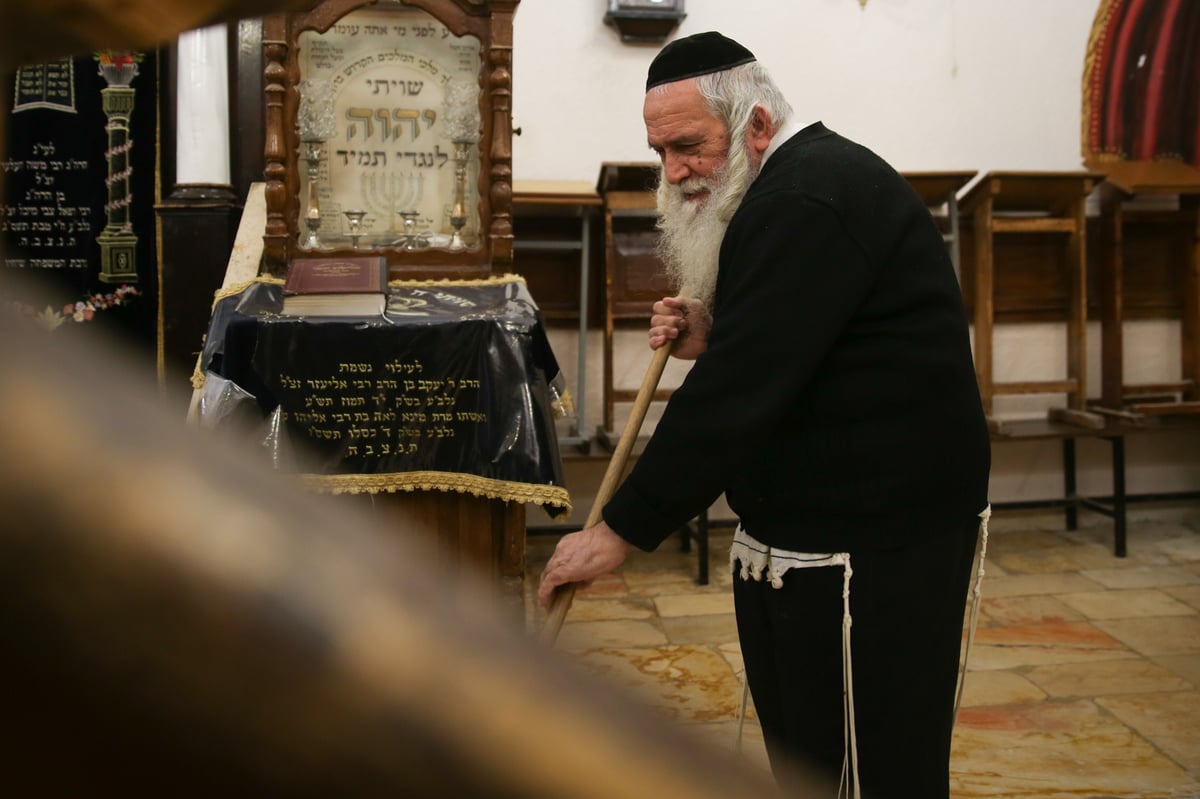 הקשיש שמקפיד לנקות את ביה"כ בעצמו