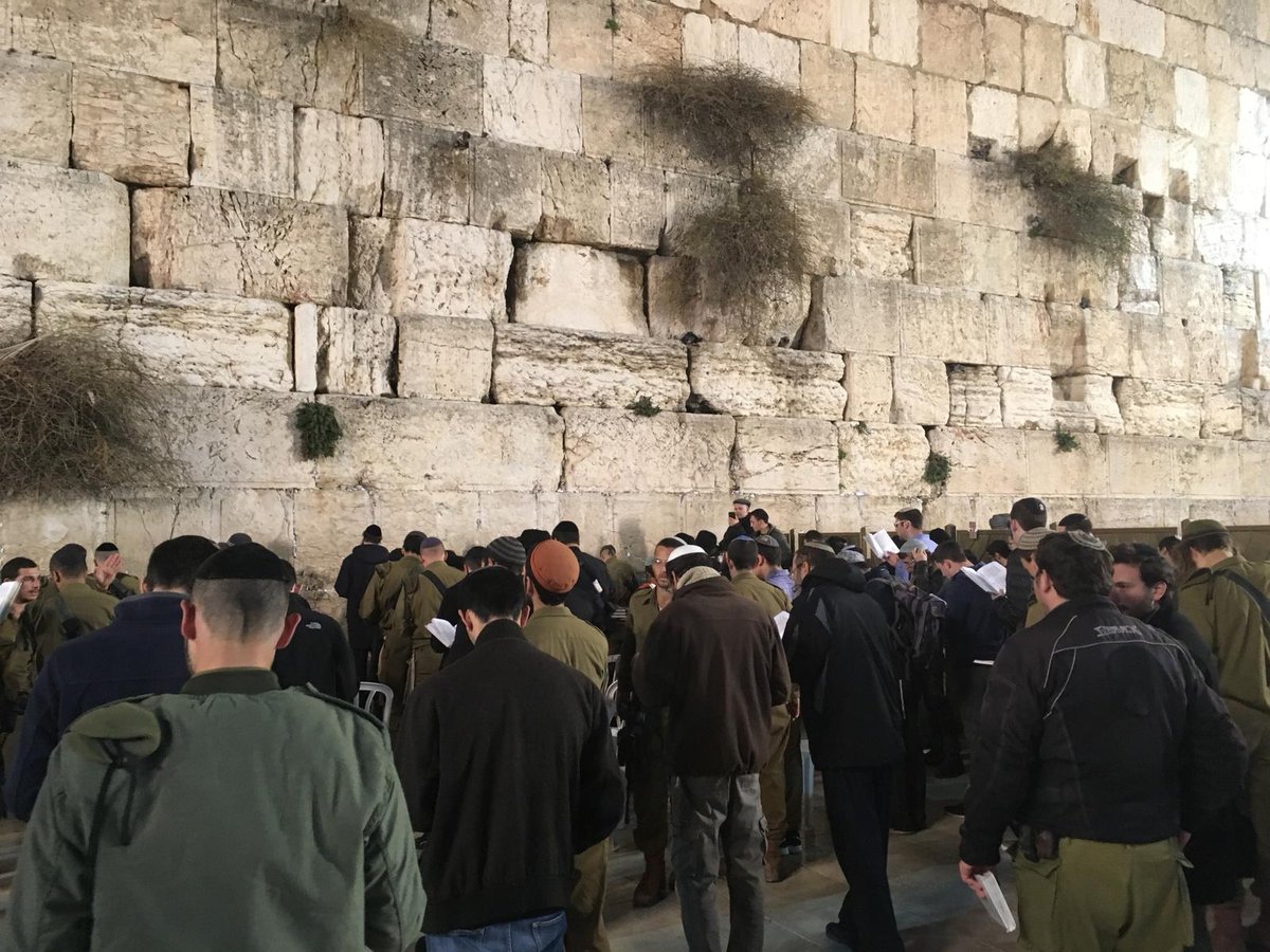 חיילי ה'נח"ל החרדי' התפללו לשלום חברם