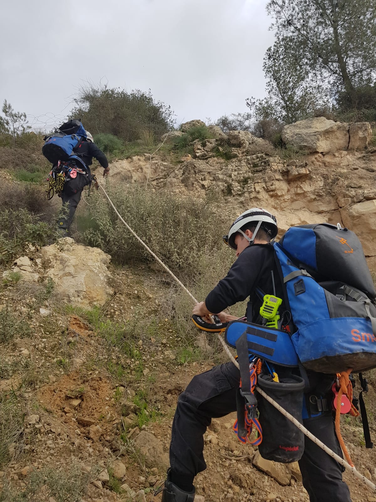 בת 55 נלכדה על מצוק בבית שמש. צפו בחילוצה