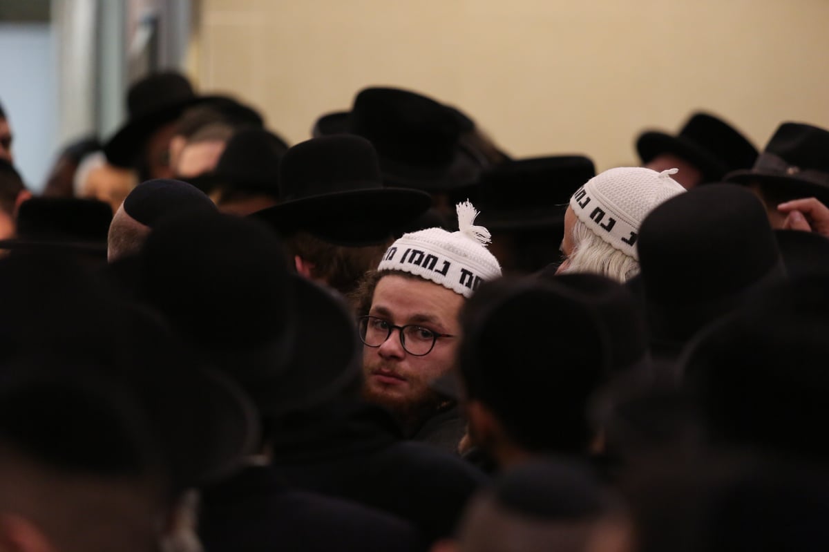 צפו: הלוויתו הכואבת של הרב ישראל פינטו ז"ל