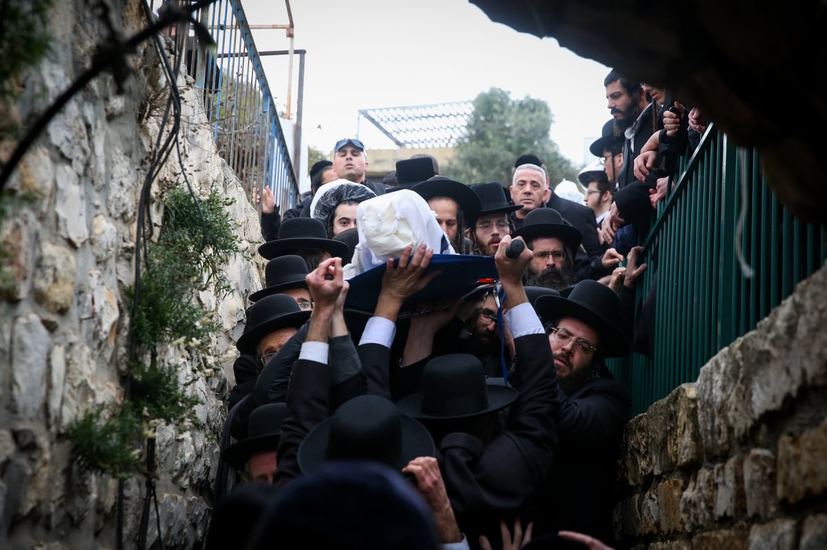 מסע הלווית הגאון רבי אלעזר מרדכי קעניג זצ"ל בצפת. צפו