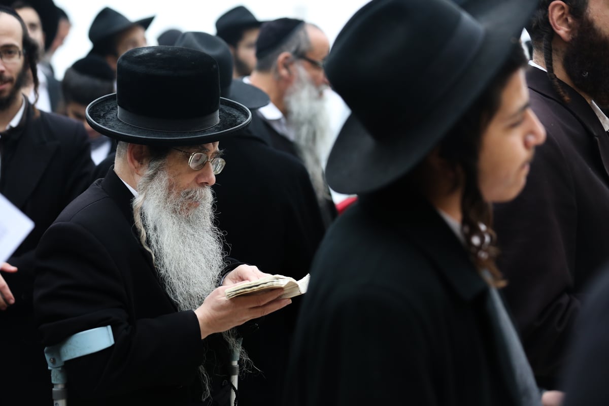 מסע הלווית הגאון רבי אלעזר מרדכי קעניג זצ"ל בצפת. צפו