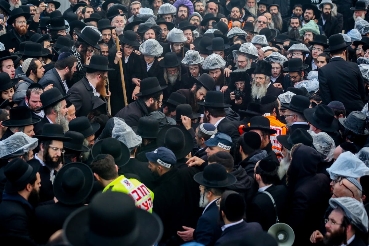 מסע הלווית הגאון רבי אלעזר מרדכי קעניג זצ"ל בצפת. צפו