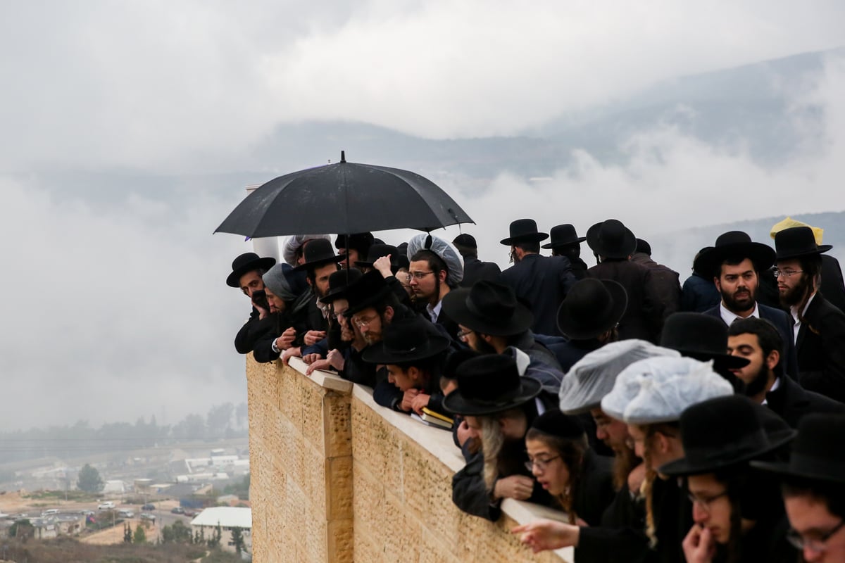 מסע הלווית הגאון רבי אלעזר מרדכי קעניג זצ"ל בצפת. צפו