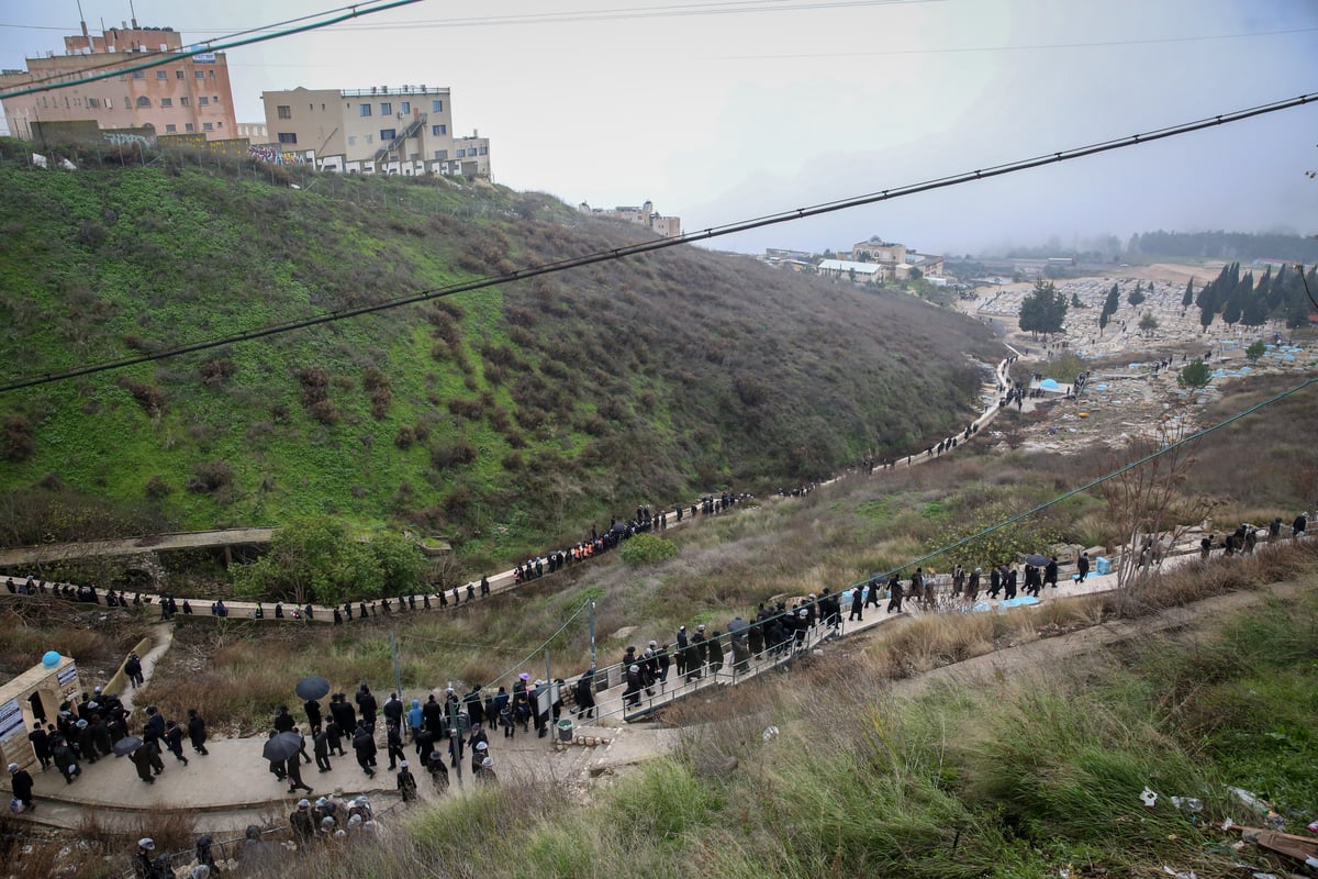 מסע הלווית הגאון רבי אלעזר מרדכי קעניג זצ"ל בצפת. צפו