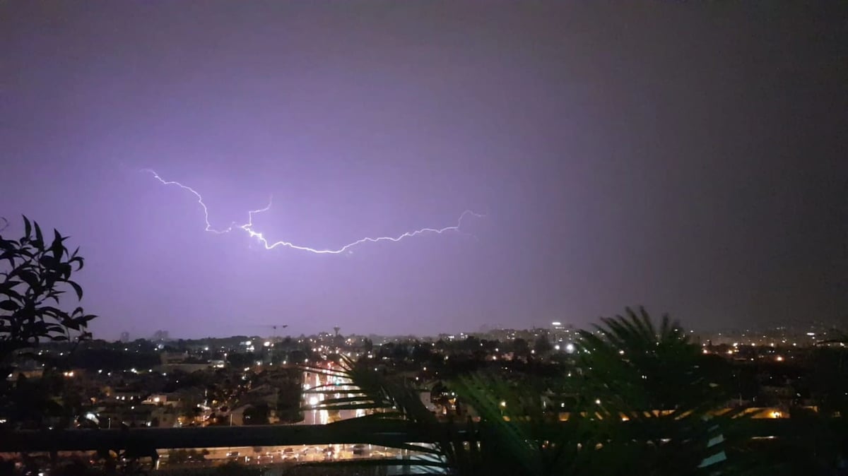 סופת ברקים מטורפת מעל שמי פתח תקווה