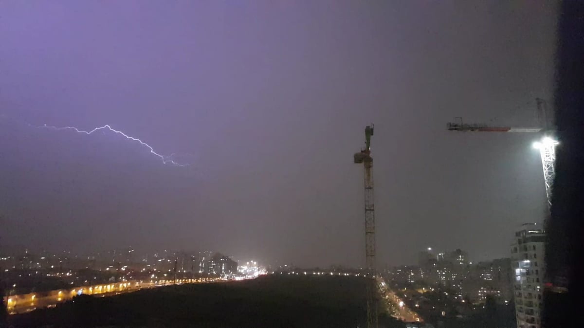 סופת ברקים מטורפת מעל שמי פתח תקווה