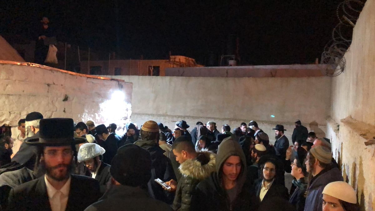 בקבר יוסף בשכם: הגר"מ גרוס וקובי פרץ