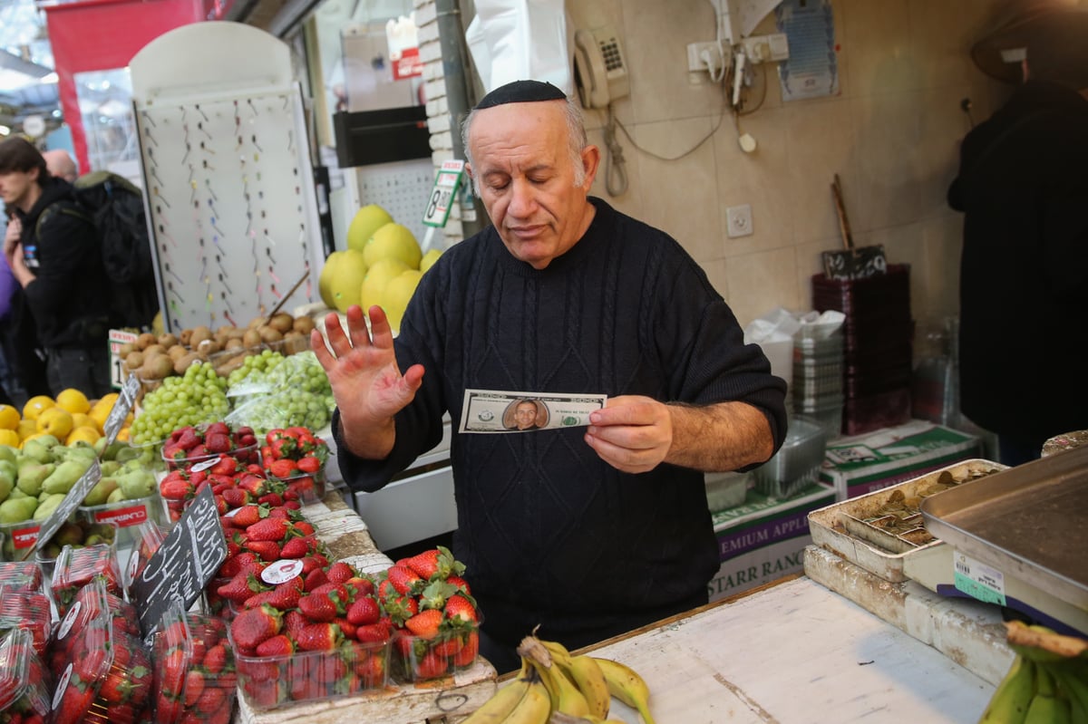 הגולדינים הפגינו בי-ם: לא נותנים מזומנים"