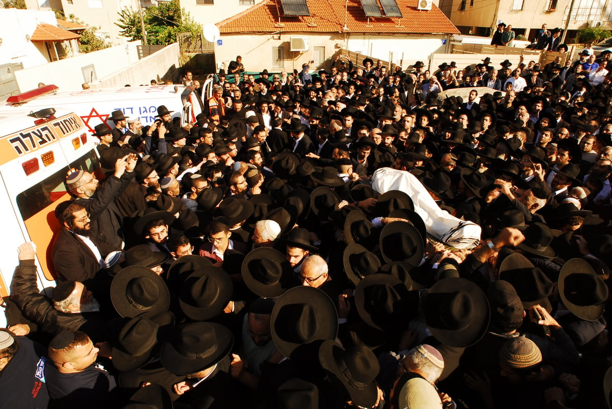 הלווית הגאון רבי עזריה בסיס זצ"ל. תיעוד