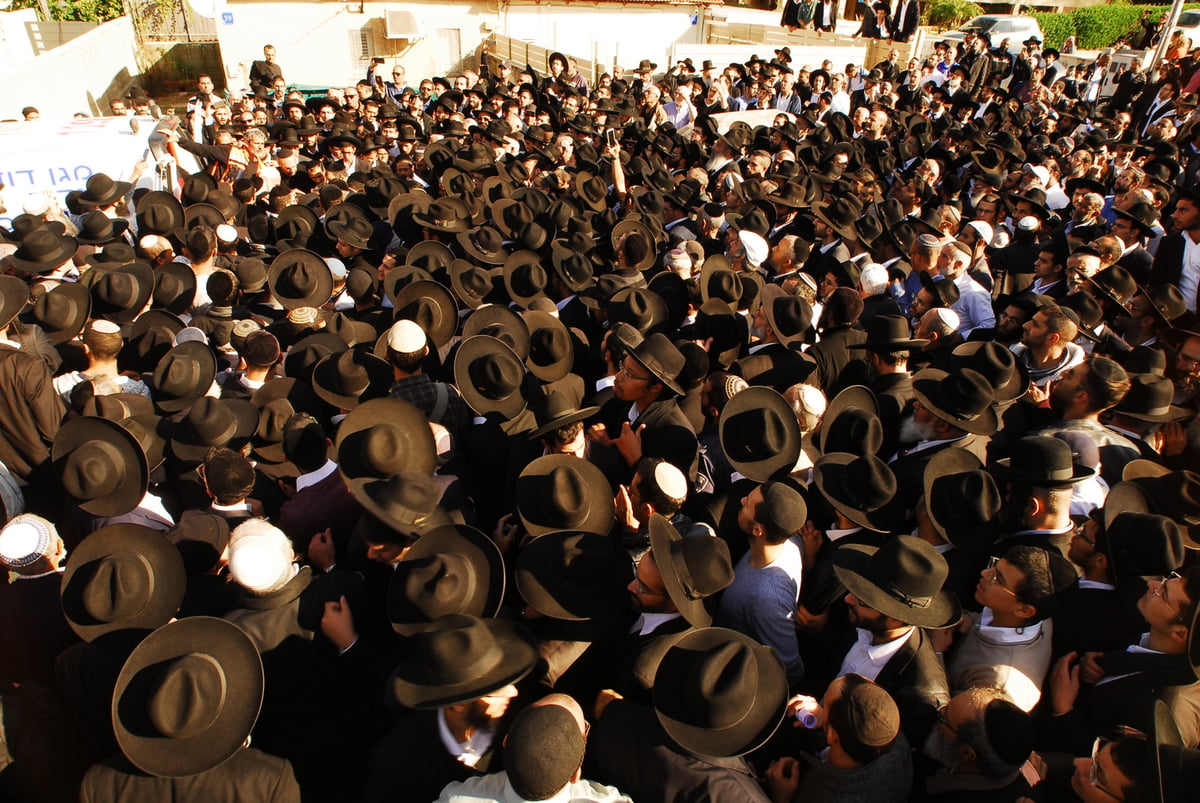 הלווית הגאון רבי עזריה בסיס זצ"ל. תיעוד