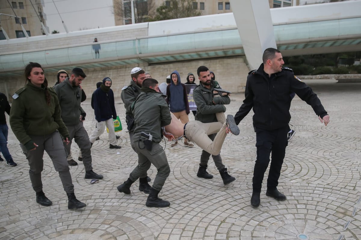 תיעוד: פעילי ימין הפגינו נגד מעצר החשודים