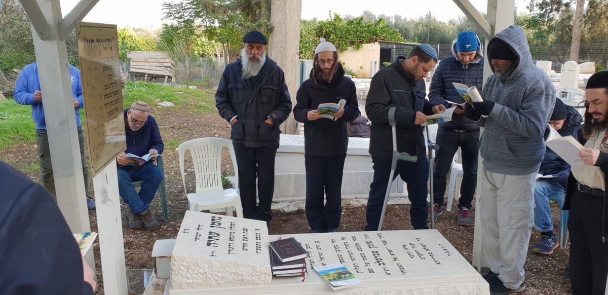 בני המשפחה עלו לקבר הילד שנרצח במגדל