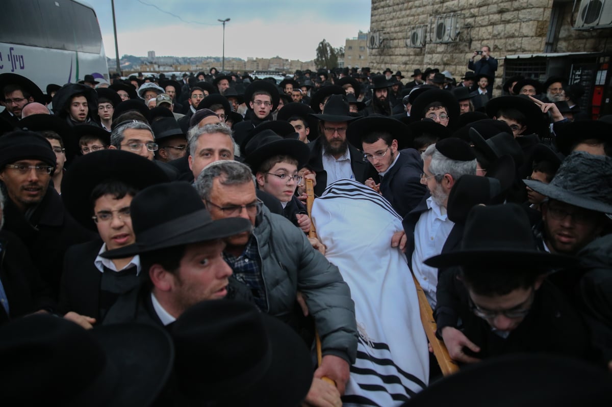 תיעוד מהלוויתו של הגרי"י יעקובוביץ זצ"ל