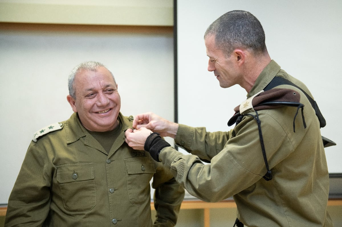 הרמטכ"ל מקבל סיכת מ"מ זהובה במהלך ביקור הפרידה מבה"ד 1