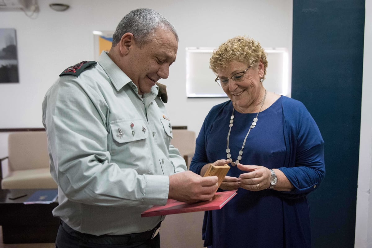 הרמטכ"ל מברך את הגברת מרים פרץ לאחר זכייתה בפרס ישראל למפעל חיים