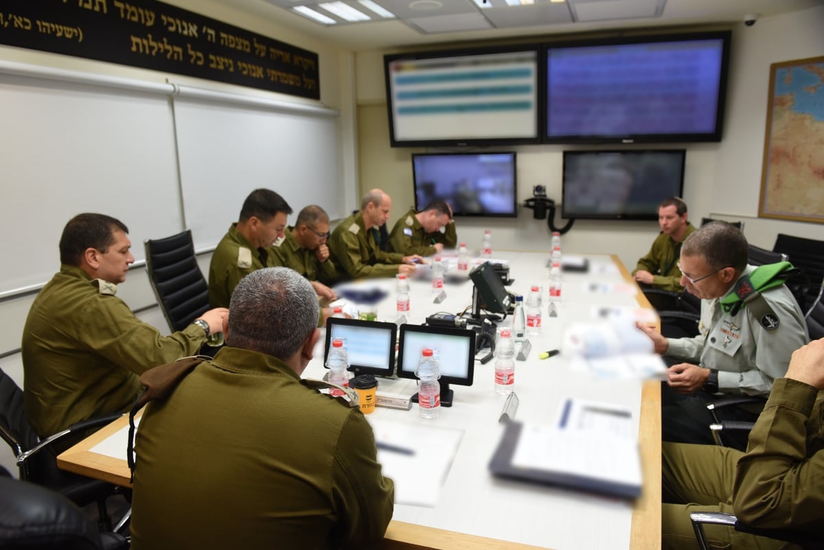 הרמטכ"ל במהלך התייעצות מבצעית