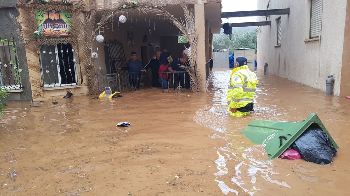 נלכדו בהצפות העזות וזכו לחילוץ משטרתי