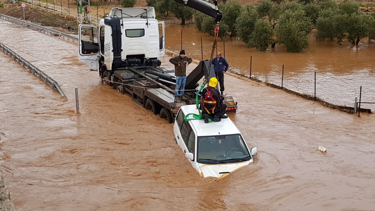 ג'יפים טבעו בשלולית ענקית; הנהגים חולצו