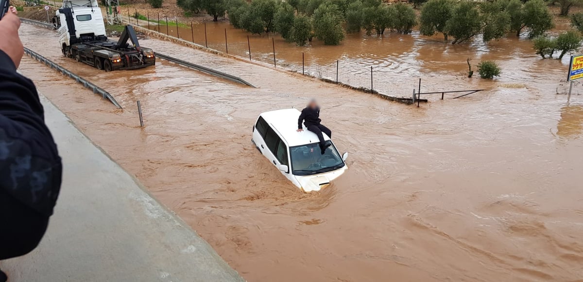 ג'יפים טבעו בשלולית ענקית; הנהגים חולצו