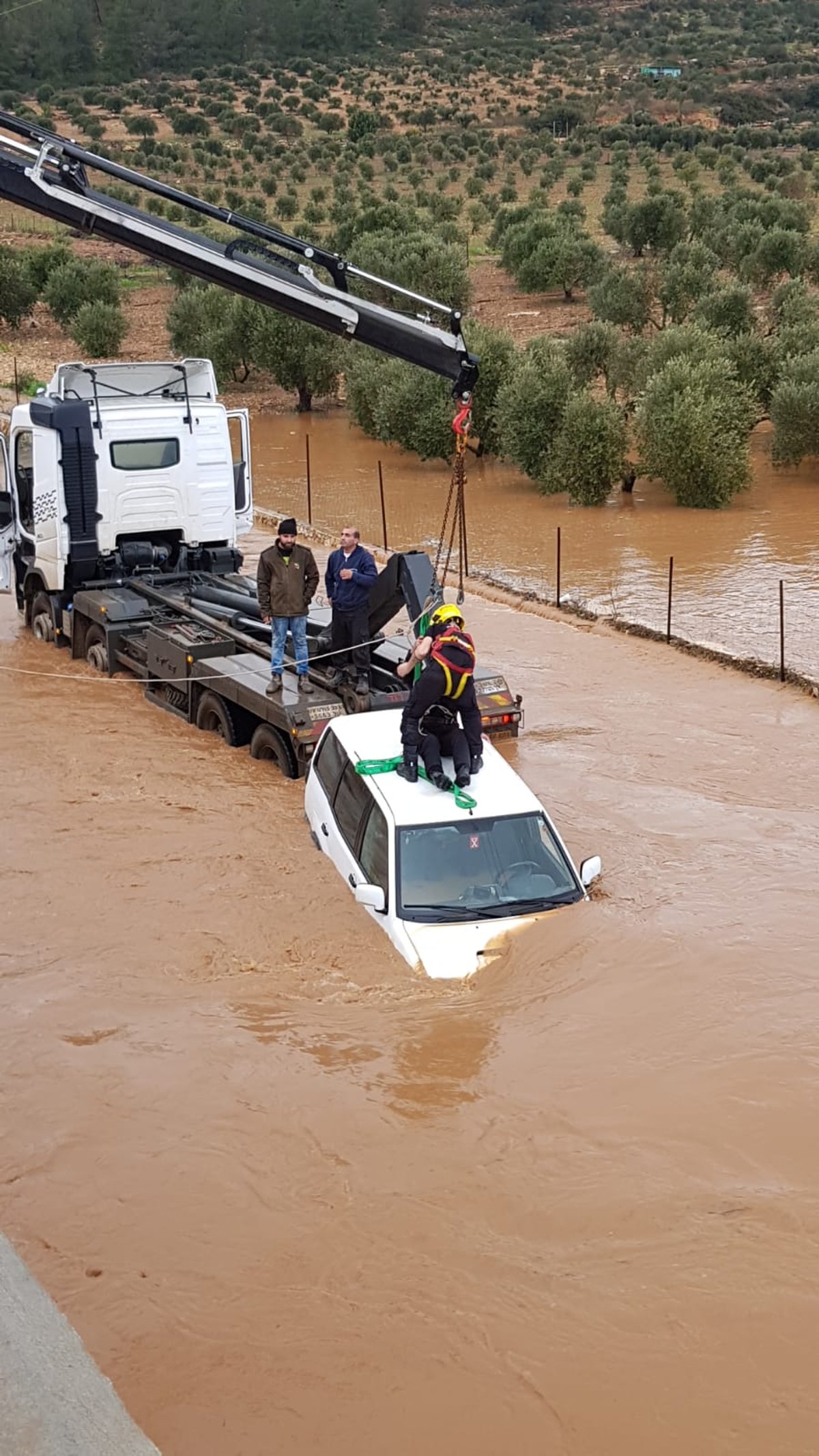 ג'יפים טבעו בשלולית ענקית; הנהגים חולצו