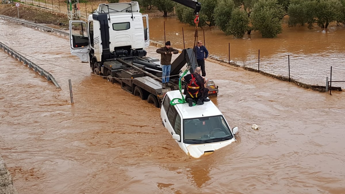 ג'יפים טבעו בשלולית ענקית; הנהגים חולצו