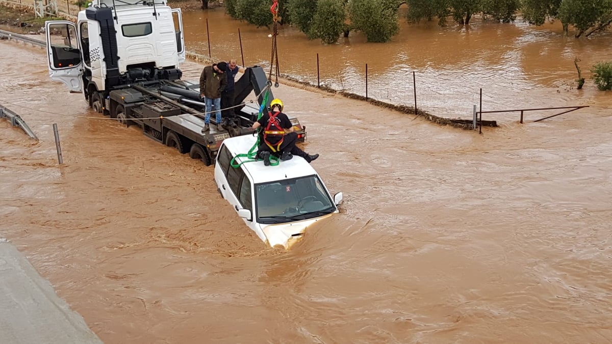 ג'יפים טבעו בשלולית ענקית; הנהגים חולצו