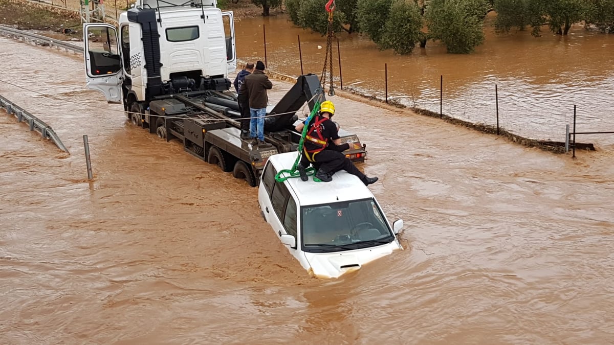 ג'יפים טבעו בשלולית ענקית; הנהגים חולצו