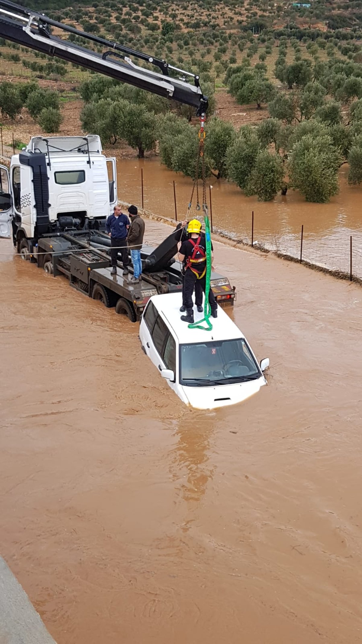 ג'יפים טבעו בשלולית ענקית; הנהגים חולצו