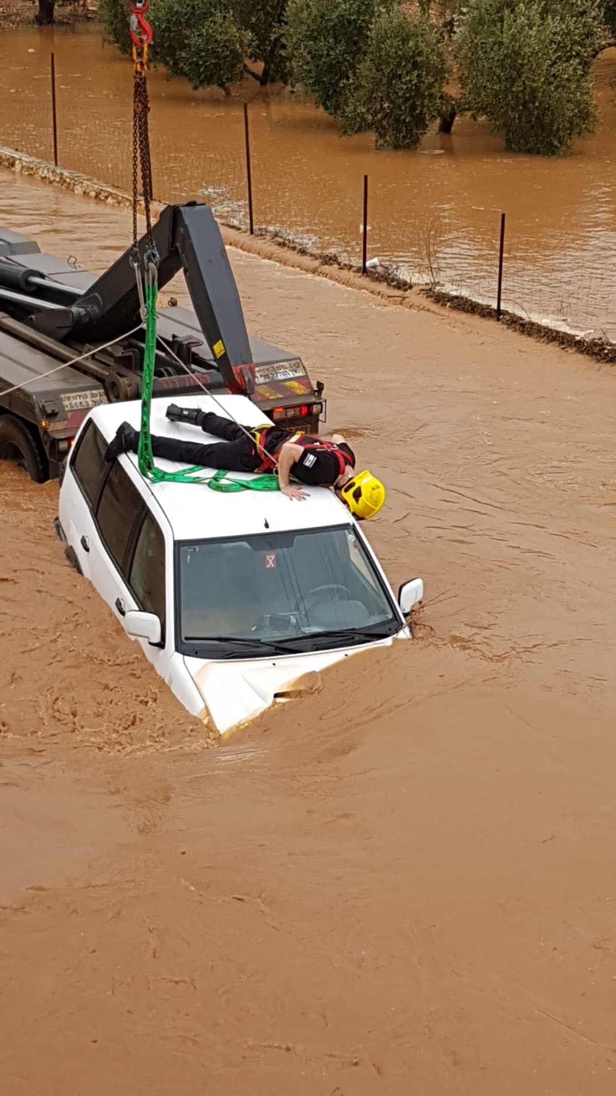 ג'יפים טבעו בשלולית ענקית; הנהגים חולצו