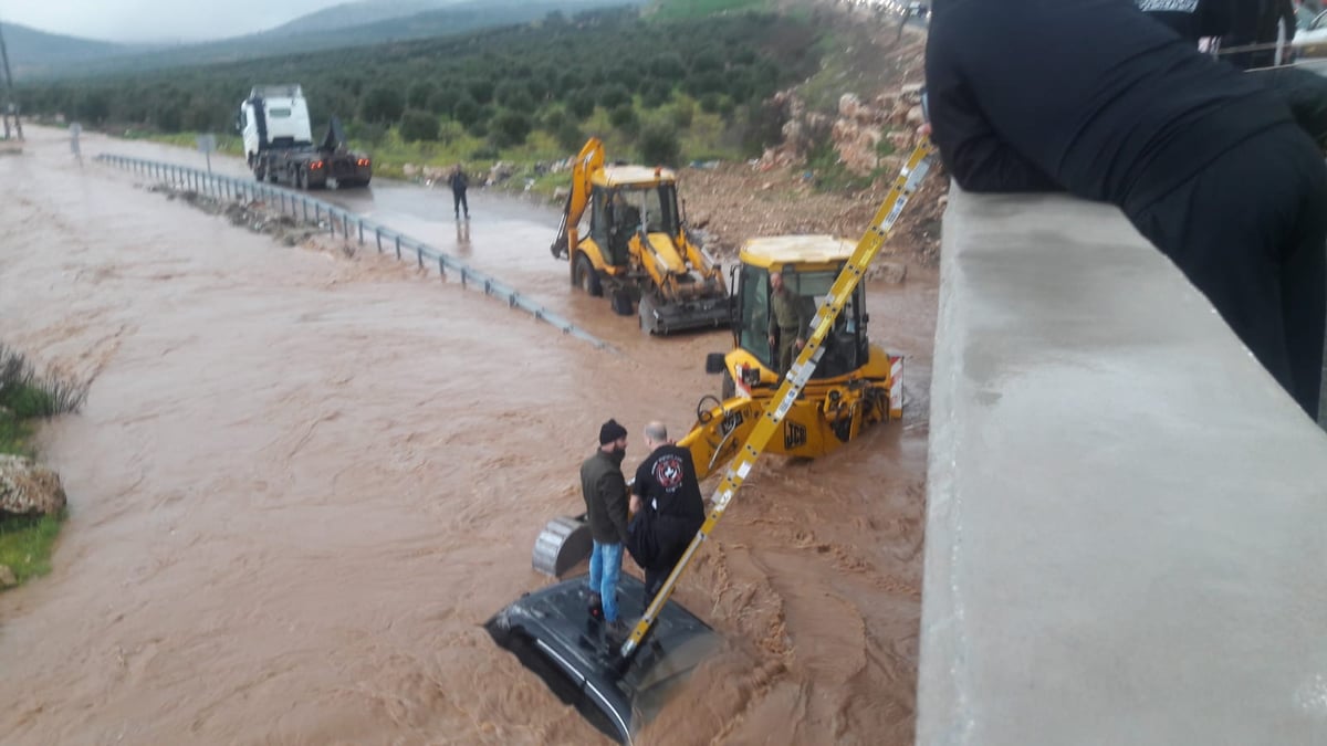 ג'יפים טבעו בשלולית ענקית; הנהגים חולצו