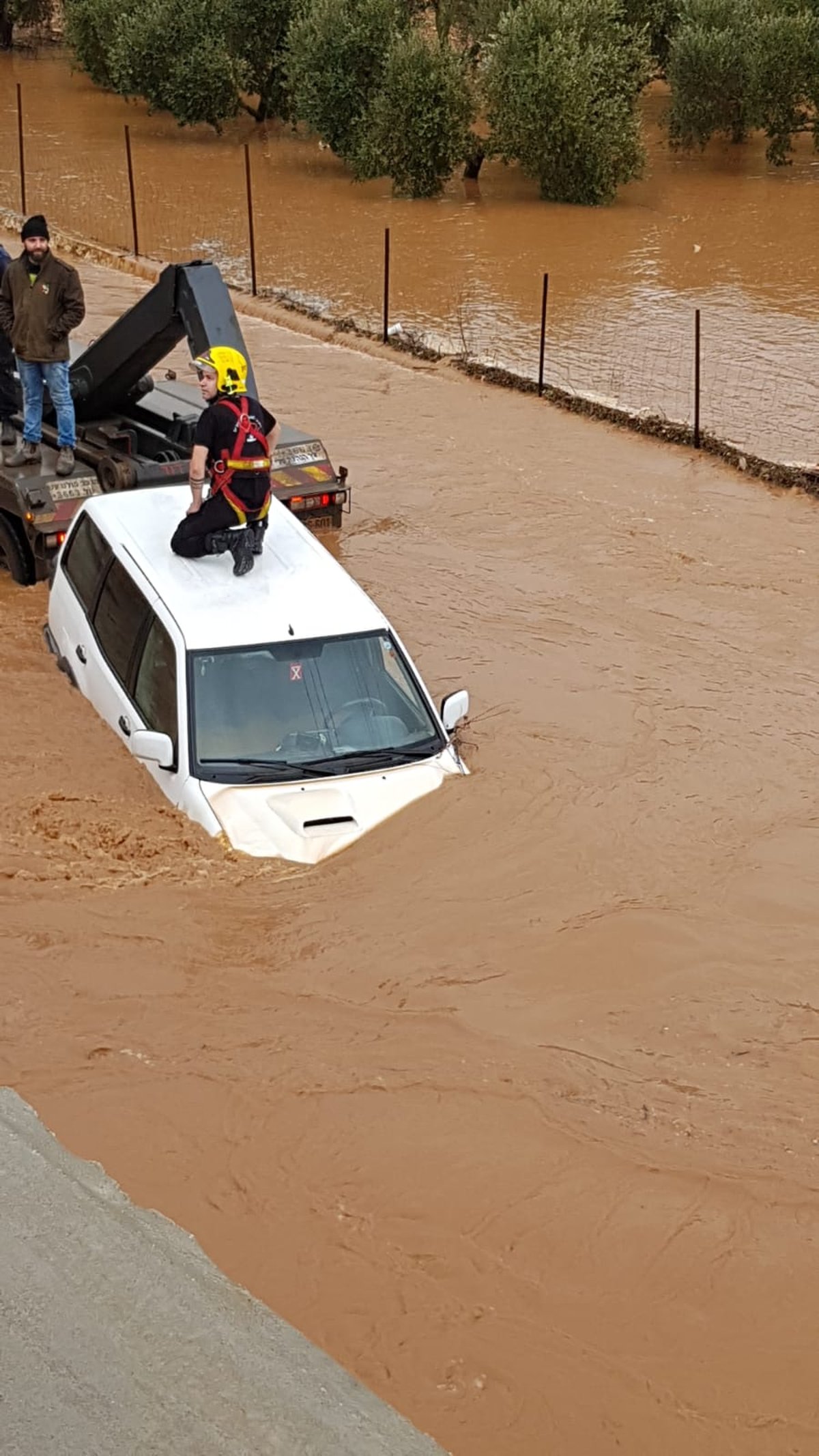 ג'יפים טבעו בשלולית ענקית; הנהגים חולצו