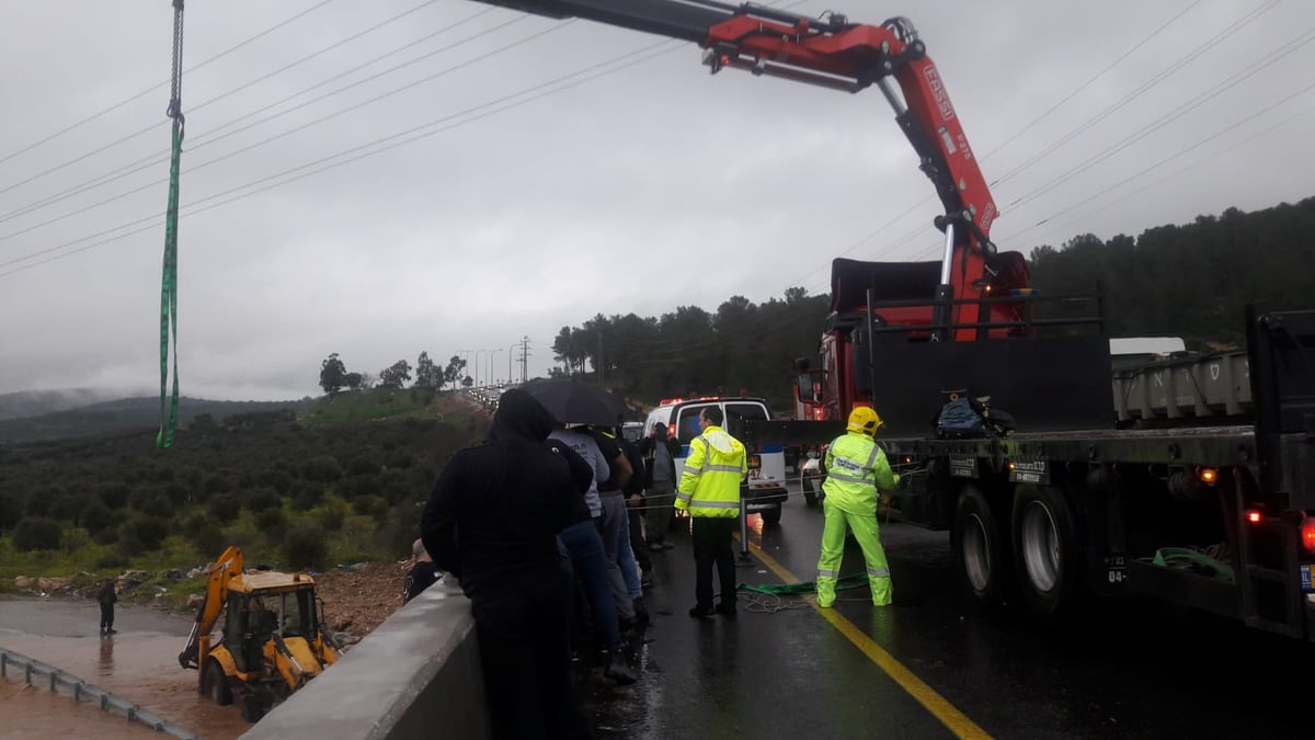 ג'יפים טבעו בשלולית ענקית; הנהגים חולצו