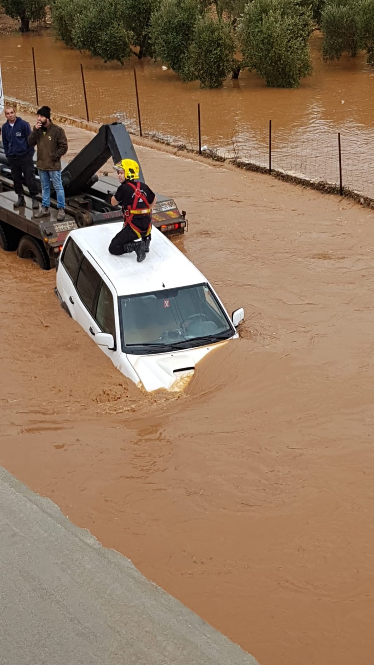 ג'יפים טבעו בשלולית ענקית; הנהגים חולצו