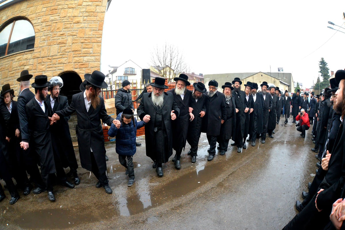 המסע המרגש של האדמו"ר והילד היתום