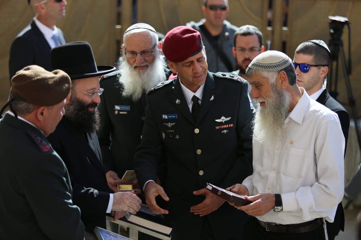 זה שיוצא וזה שנכנס: הרמטכ"לים בכותל • תיעוד